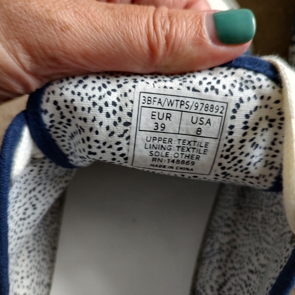 Sneakers - Picture 5 of 5